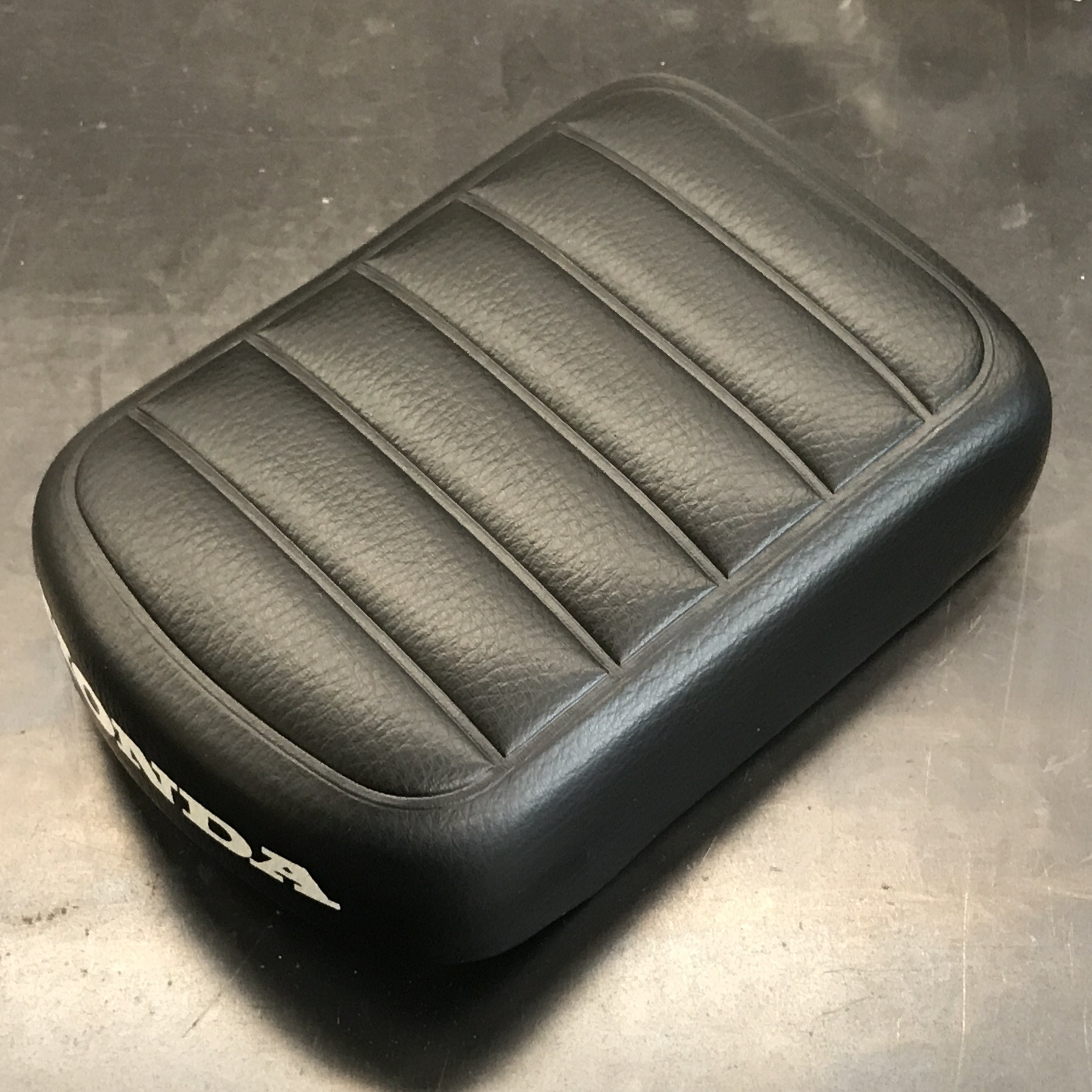 Seat, NOS 77100-GC6-000 – Mr. Motocompo